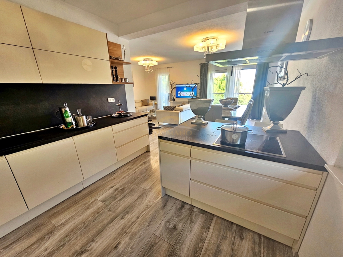 Casa di lusso a Čiovo - Mastrinka con 3 appartamenti e vista aperta sul mare